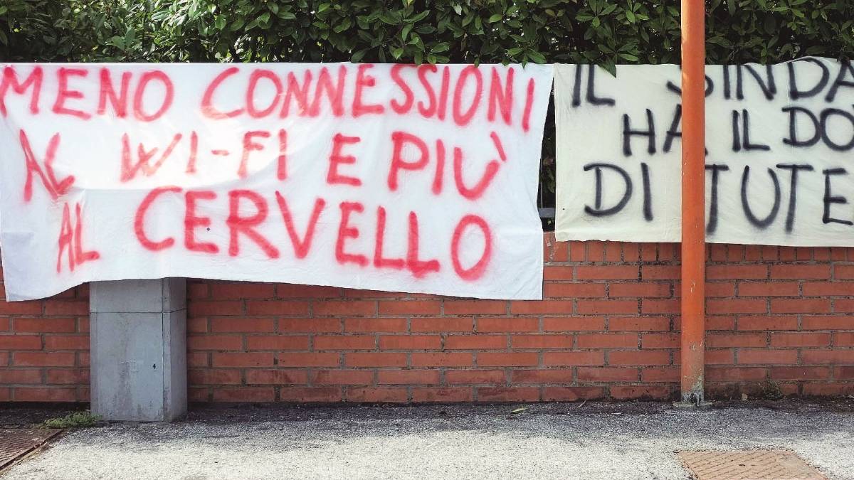 Striscioni contro l'antenna