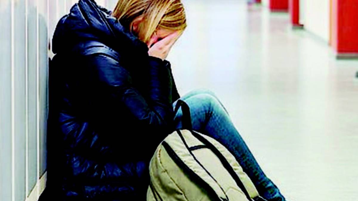 Palpano 12enne davanti a scuola, sospesi in quattro