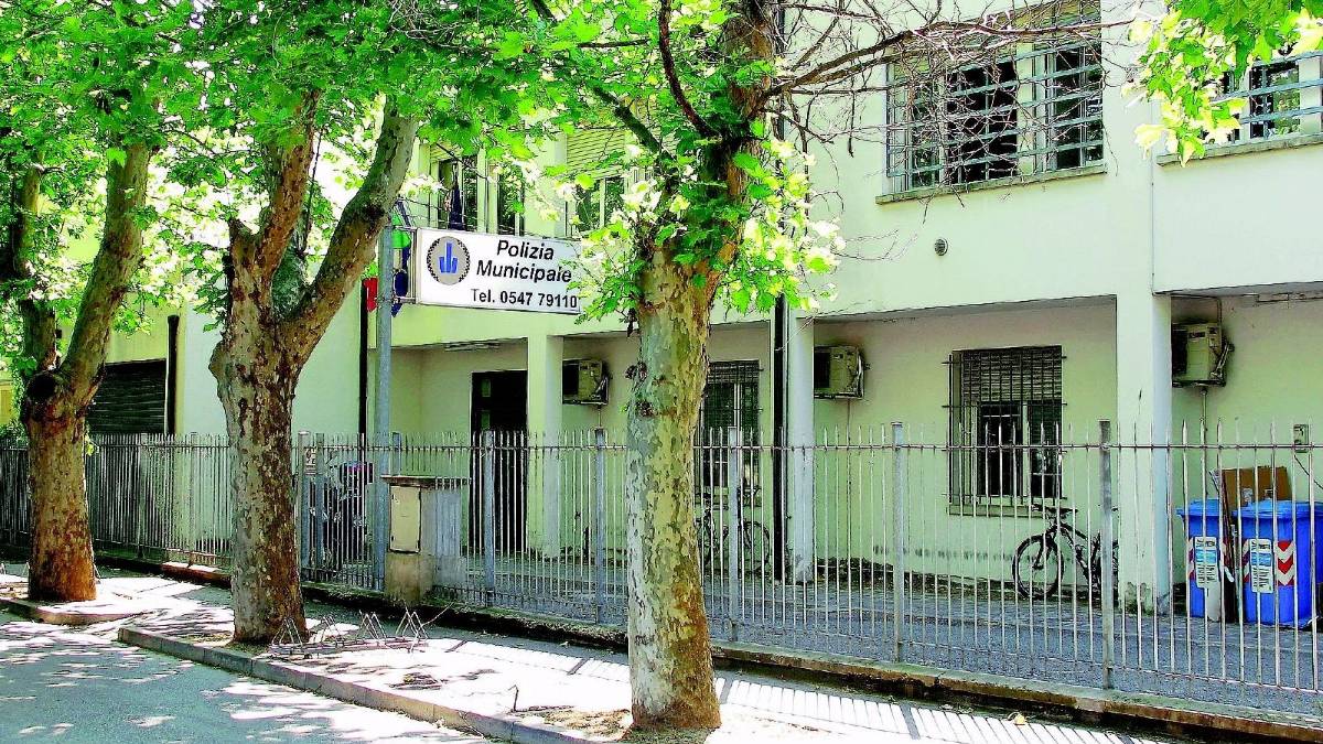 Cesenatico, dorme ai Giardini al Mare e aggredisce vigili che lo svegliano