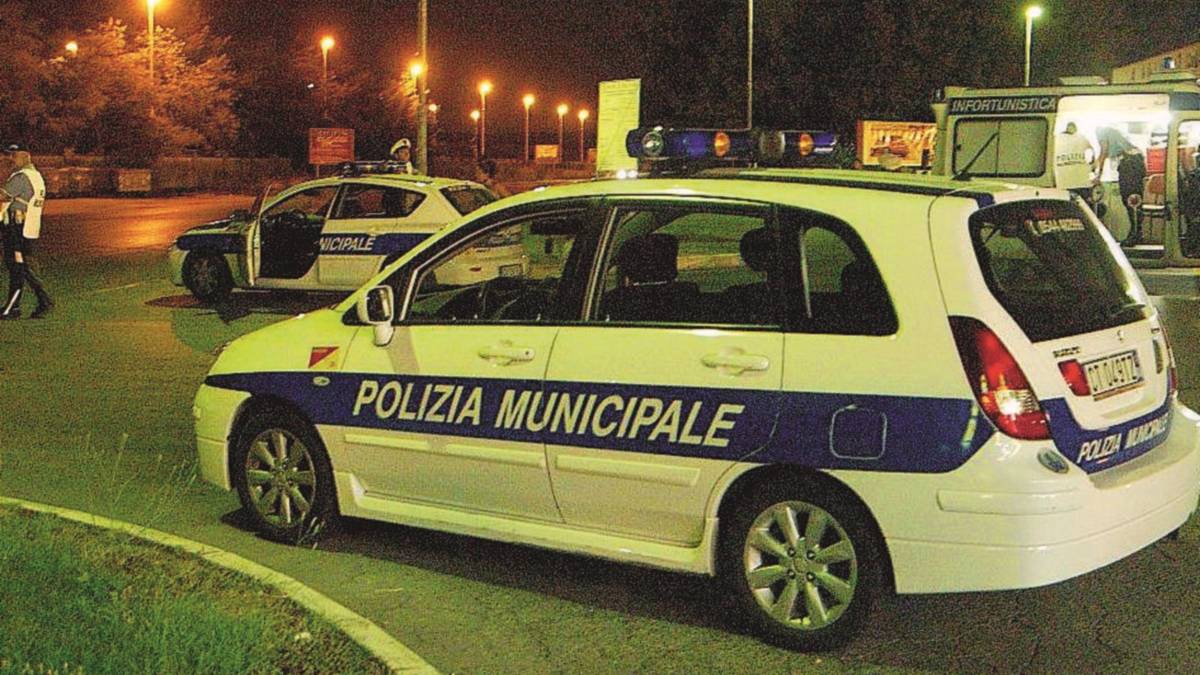 Spray anti aggressione e bastoni ai vigili