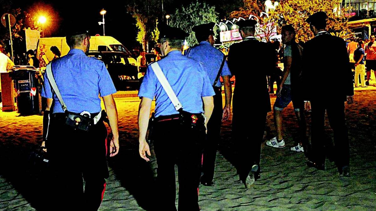 Violenta una ragazza e ferisce l'amico che la difende: arrestato 22enne
