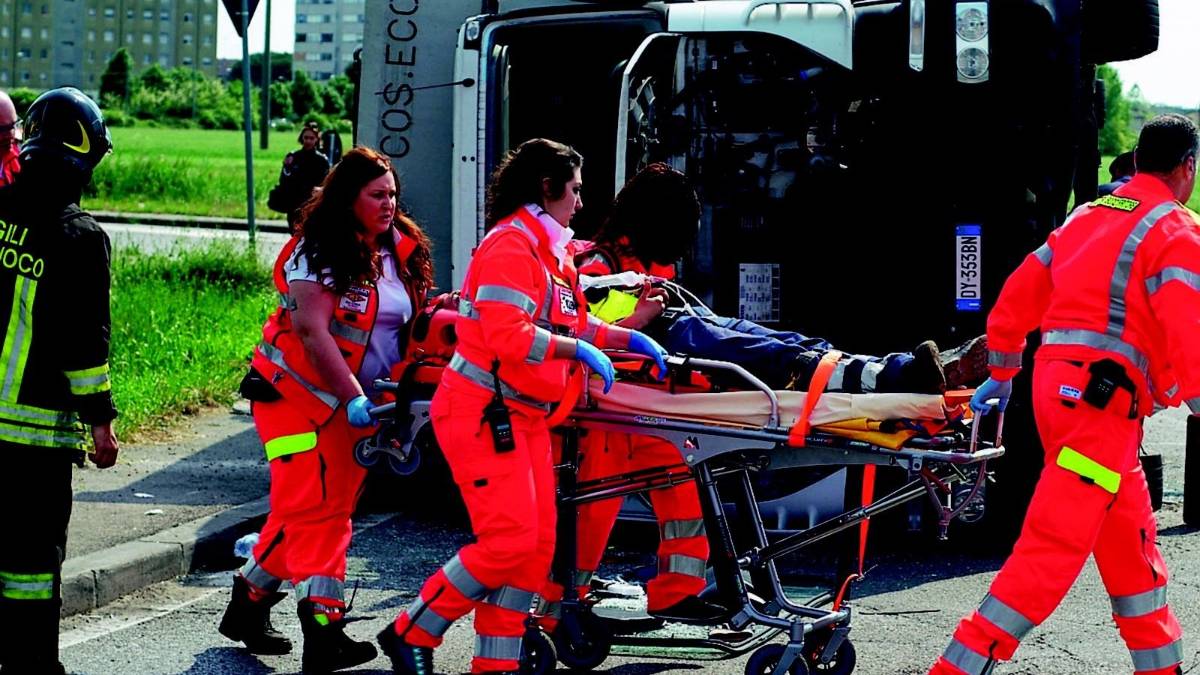Un camion del pattume si ribalta alla rotonda