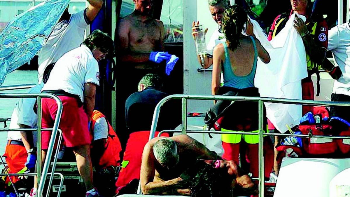 Si tuffa al largo, muore 16enne