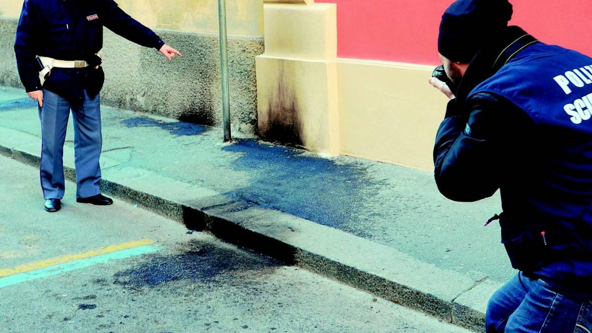 Lancia due molotov contro la Questura