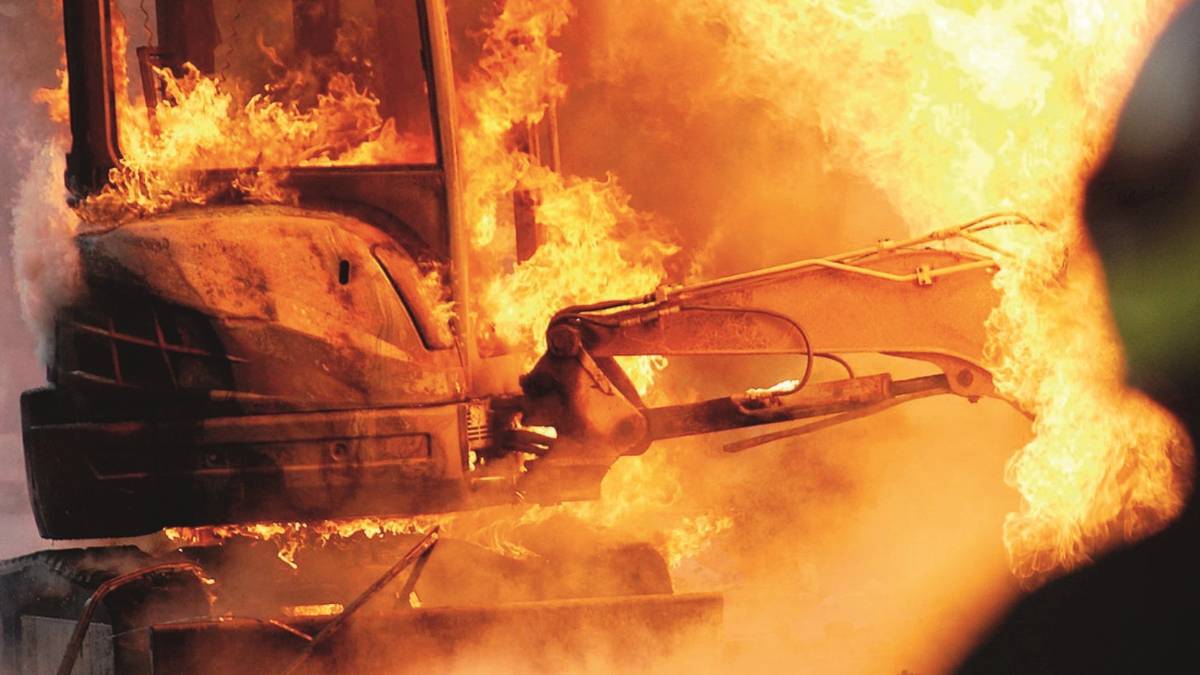 Esplode una conduttura: inferno di fuoco