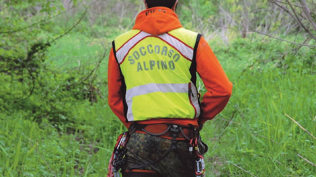 Cade nel dirupo, ritrovato dopo la notte nel bosco
