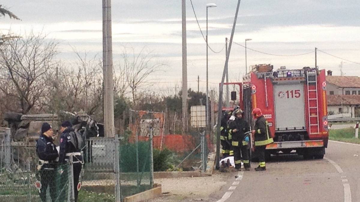 Vola fuori strada con l'auto: muore 41enne
