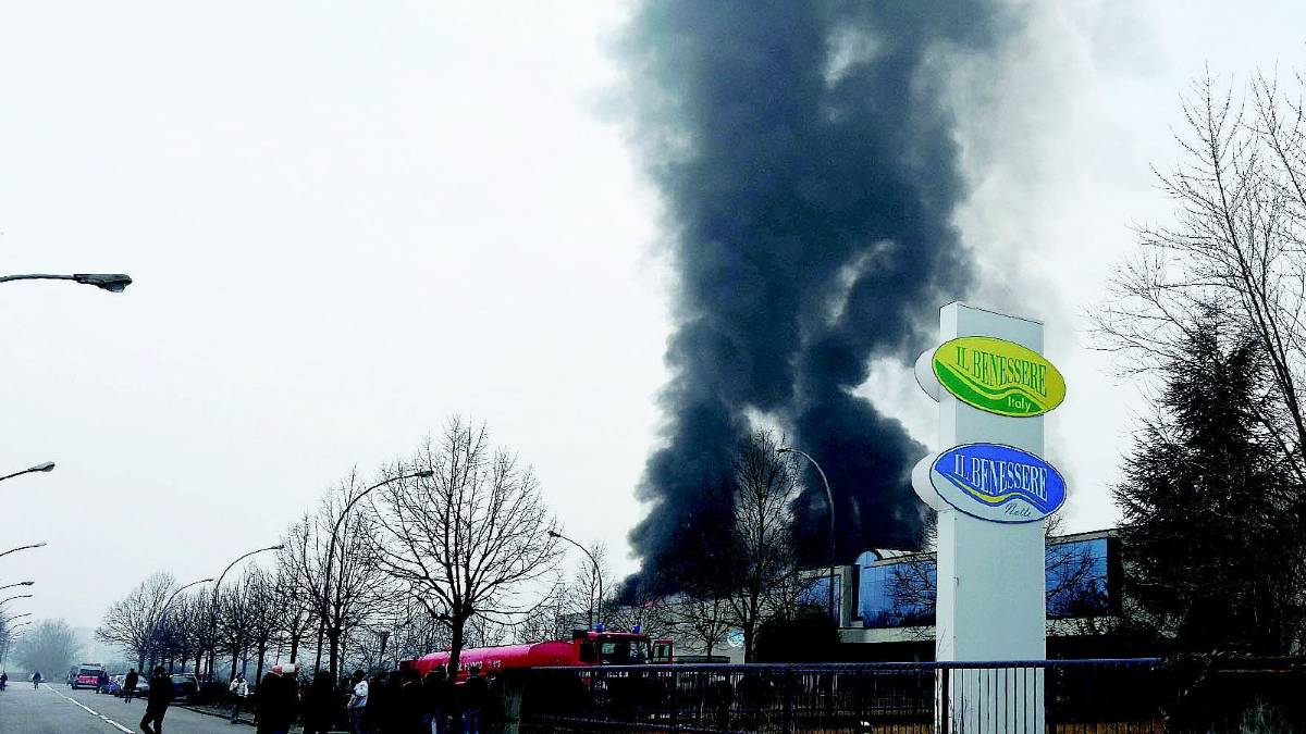 Incendio devasta magazzino