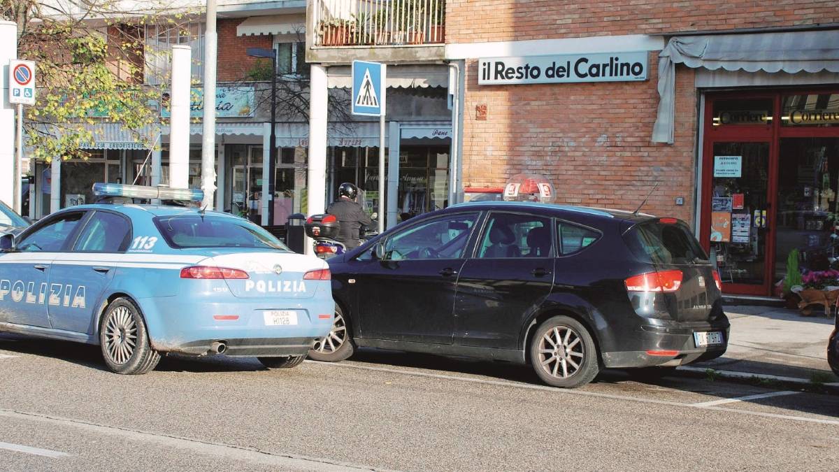 Rapinata e sbattuta a terra col figlio di 4 anni