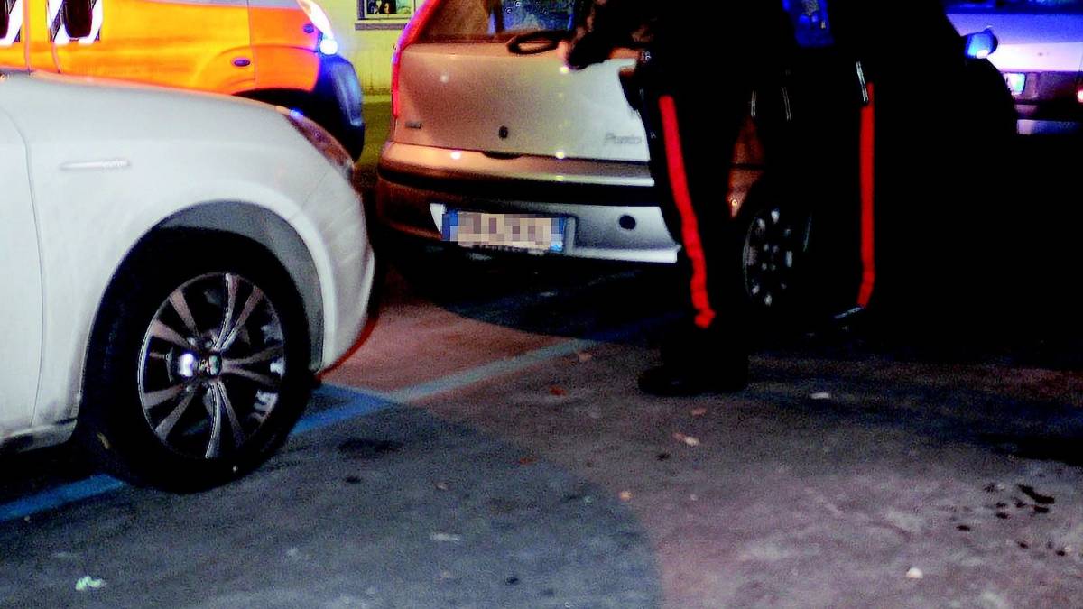 Accoltellato alla schiena, grave 40enne