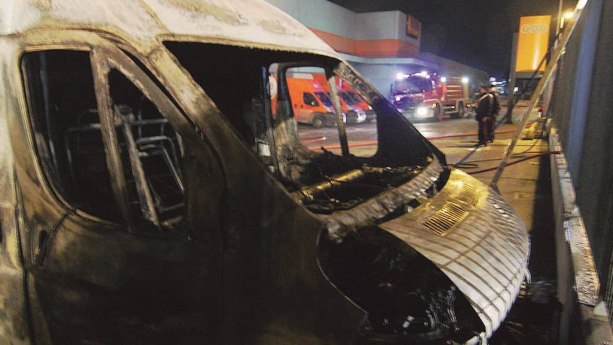 Furgoni in fiamme nel parcheggio della Tnt