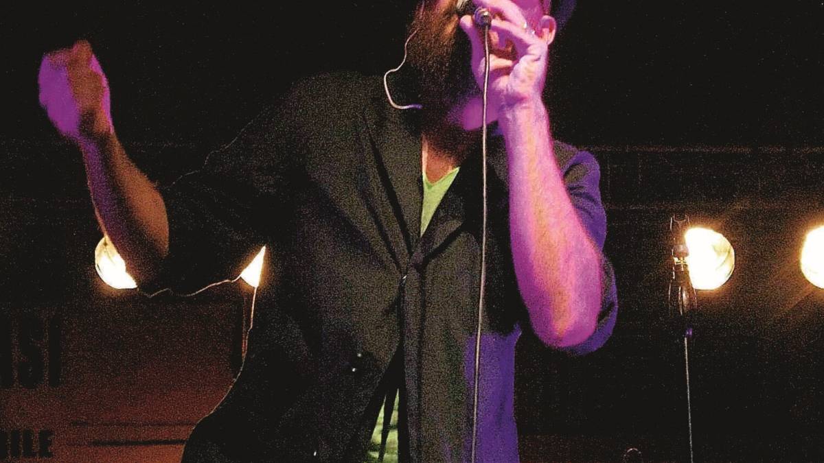 Il Kruger più crooner in teatro per cantare l'amore da uomo