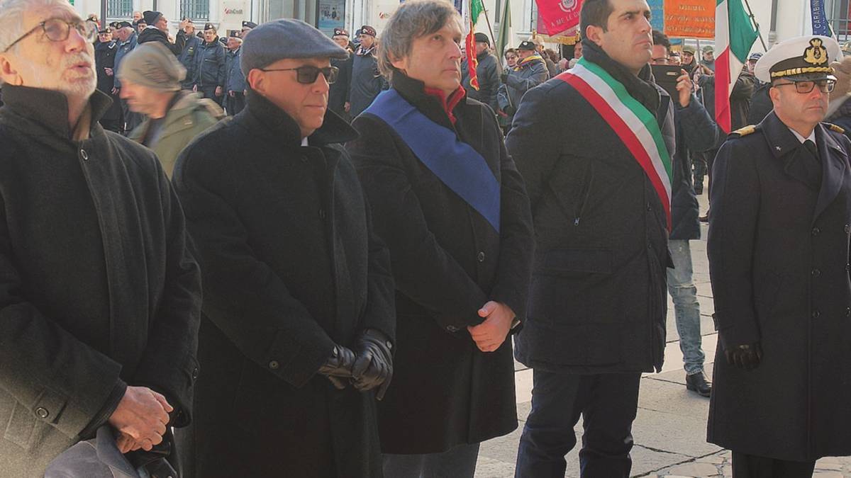 Il sindaco: «Troppi rigurgiti fascisti via la cittadinanza a Mussolini»