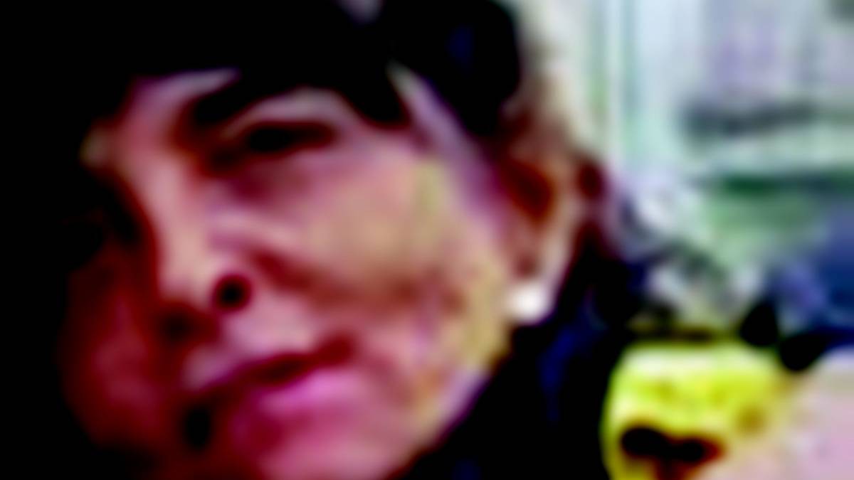 Si schianta contro un camion, muore una mamma di 47 anni