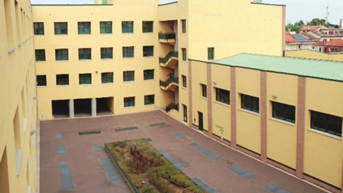 Sulle scale della scuola si fumano l'eroina