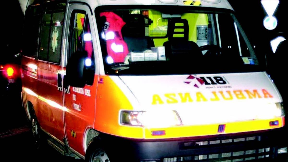 L'arbitro ha un infarto in campo, salvato da giocatori e dirigenti