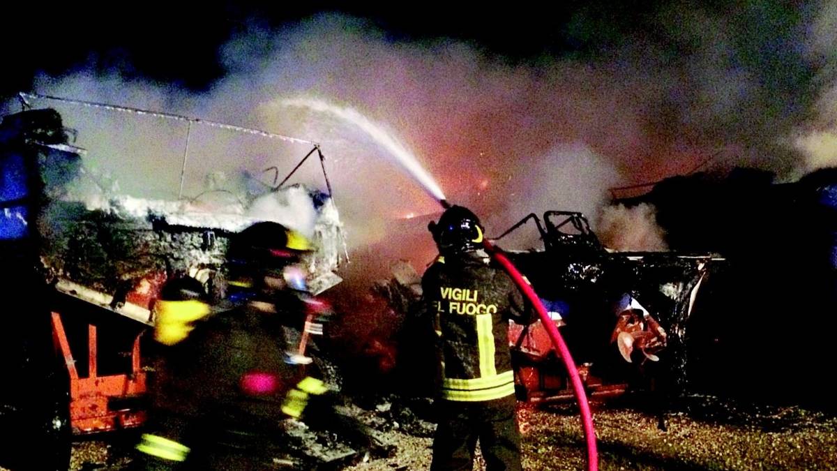 Imbarcazioni a fuoco nella notte