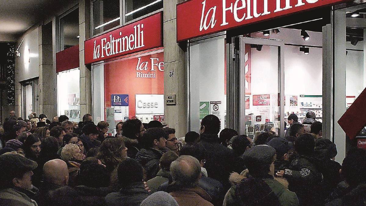 Ladri nella notte alla Feltrinelli, smurata la cassaforte