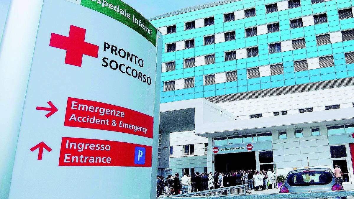 Lasciata dal ragazzo beve candeggina: salvata dalla sorella che chiama il 118