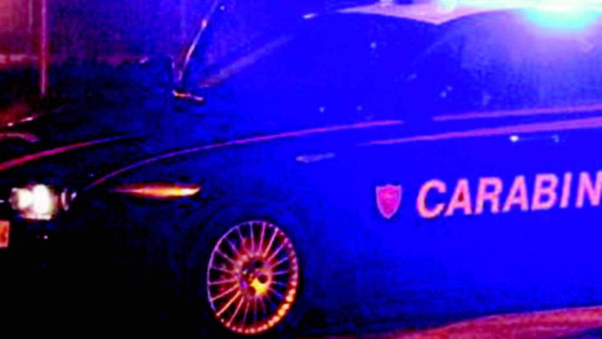 Spinte, sgomitate e una ragazza vola dalle scale