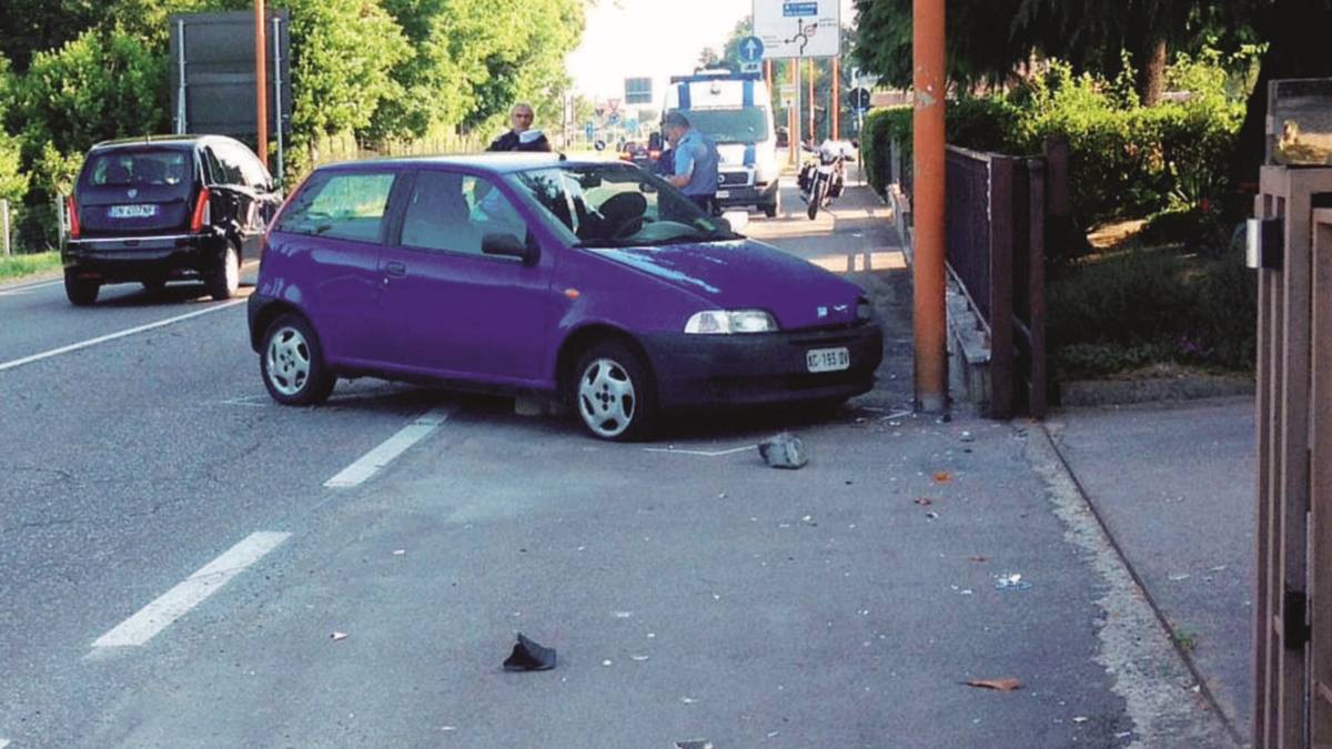 Esce di strada sulla rotatoria e muore