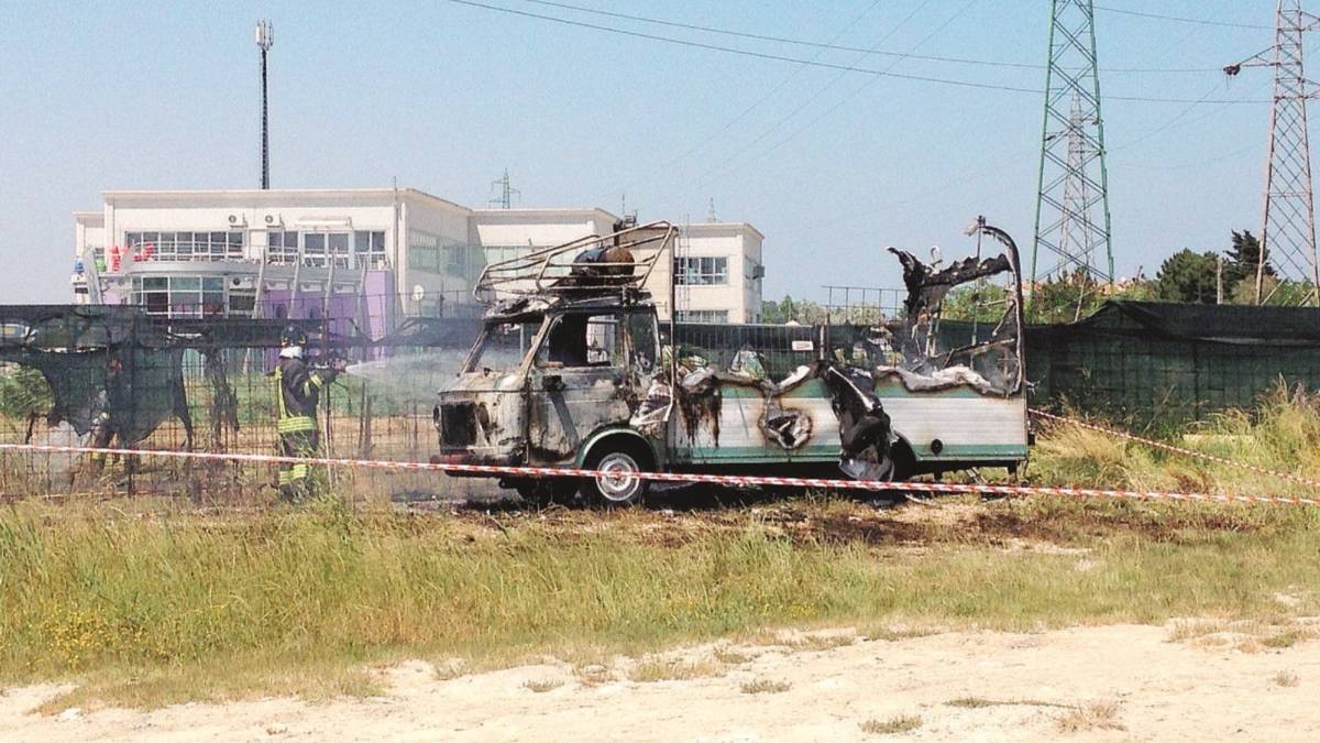 Camper a fuoco, muore una donna