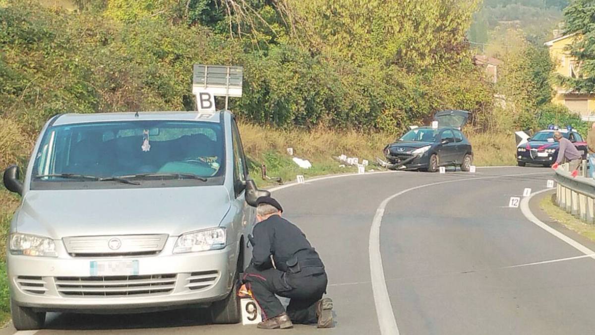 Si schianta contro un'auto: muore motociclista 30enne