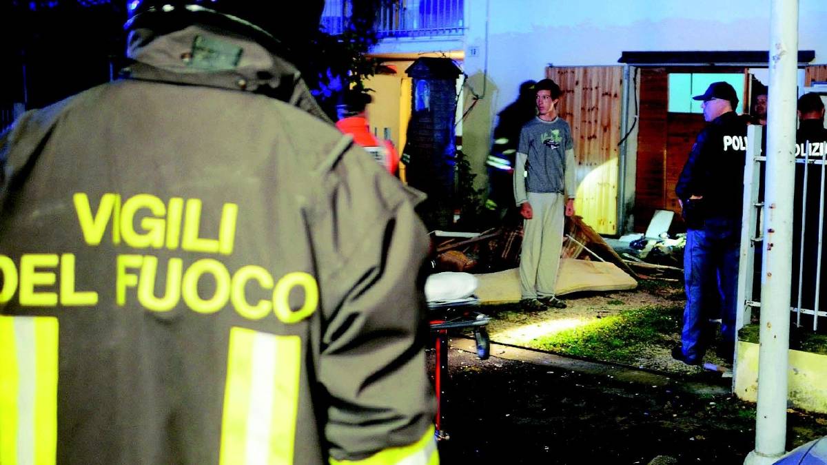 Esplosione in garage, anziano gravissimo