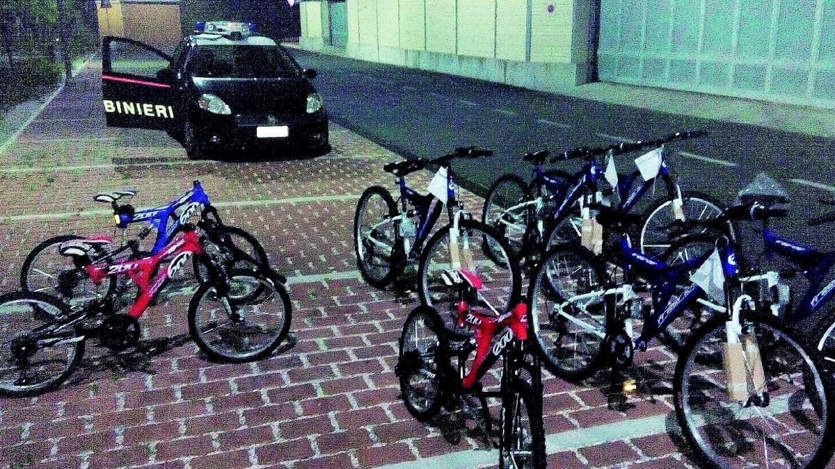 Ladri di bici messi in fuga