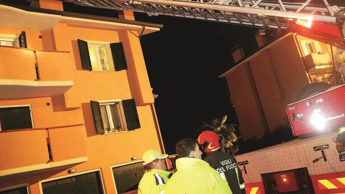 Fuoco sul terrazzo: paura nella notte