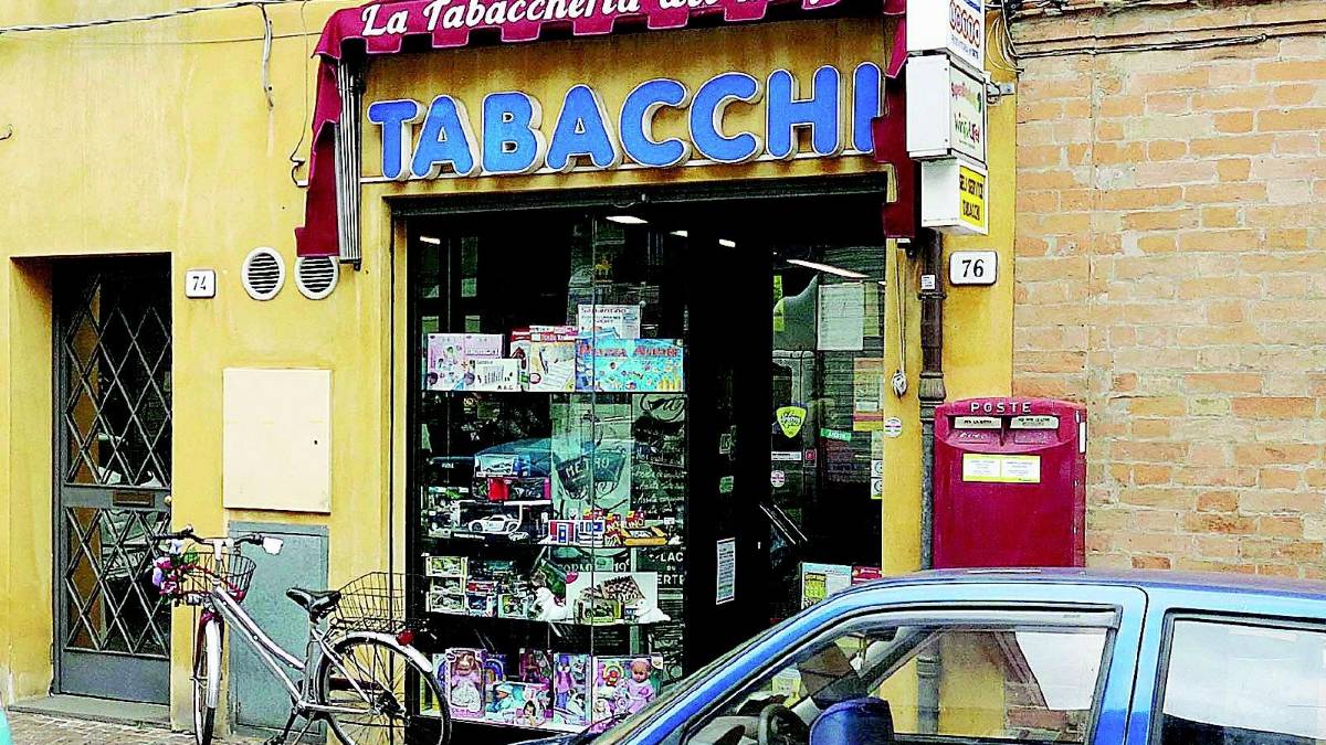 Tabaccaio buttato a terra e minacciato col coltello alla gola