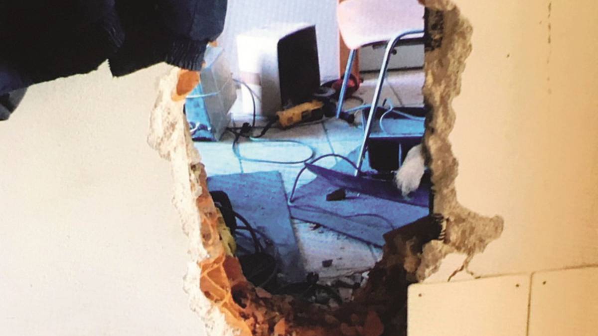 Sfondano il muro a picconate per rubare in un'azienda edile