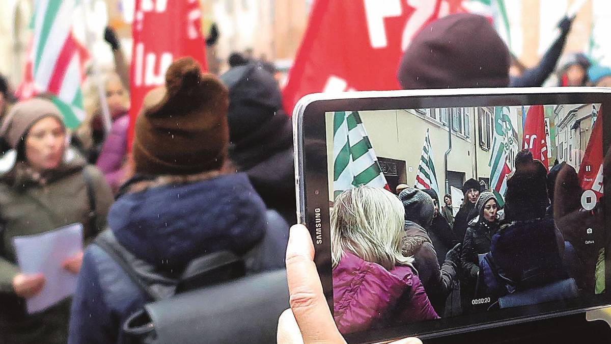 Maestre contro il Comune, in 150 sfilano in centro
