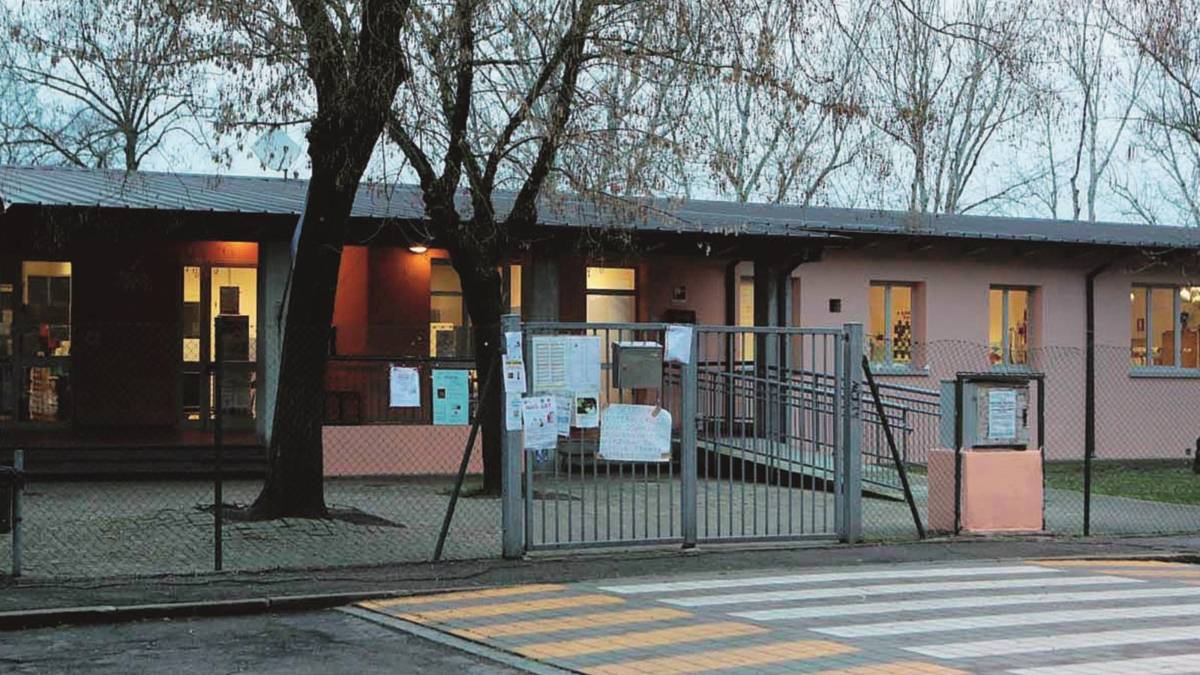 Castello, cade il controsoffitto in un'aula delle scuole elementari