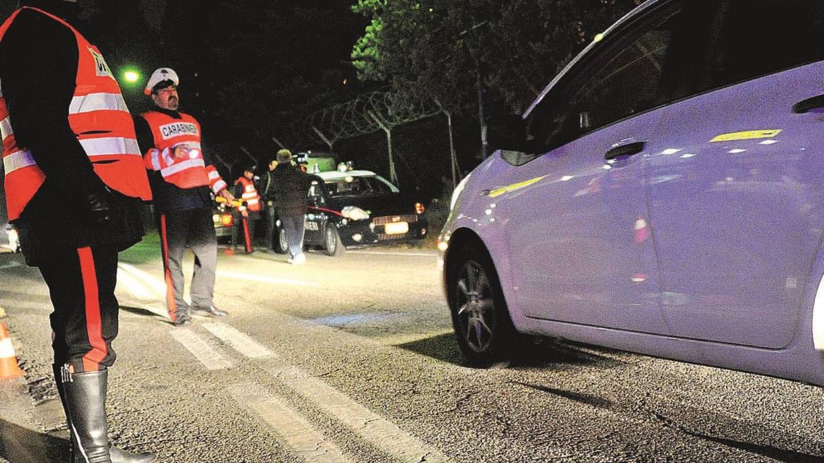 Vola fuori dall'auto in corsa guidata da un uomo