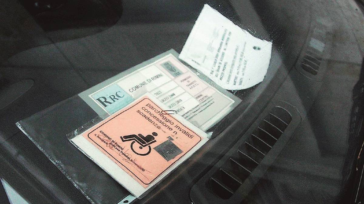 Imola, gli ausiliari potranno multare anche chi parcheggia negli stalli per gli invalidi