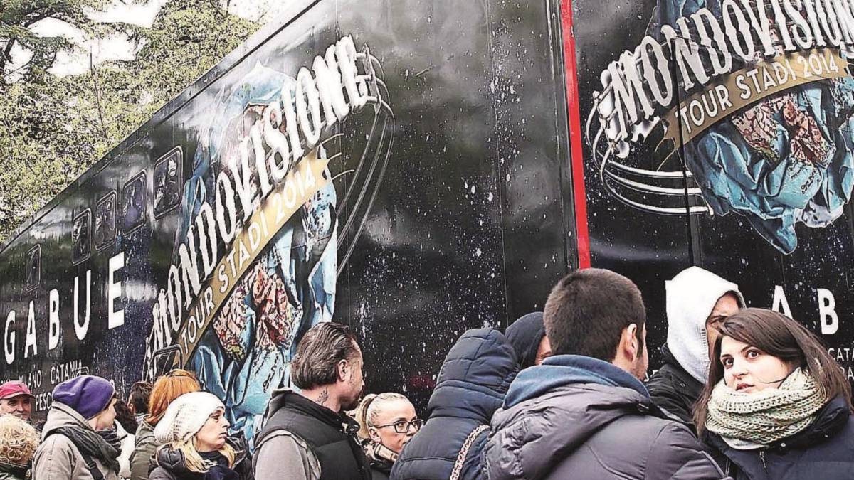 E' arrivato il giorno di Ligabue ono andati bruciati in due ore