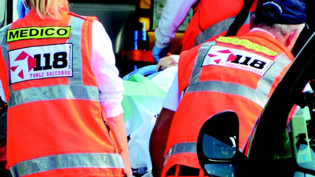 Cade da una pianta, muore a 55 anni