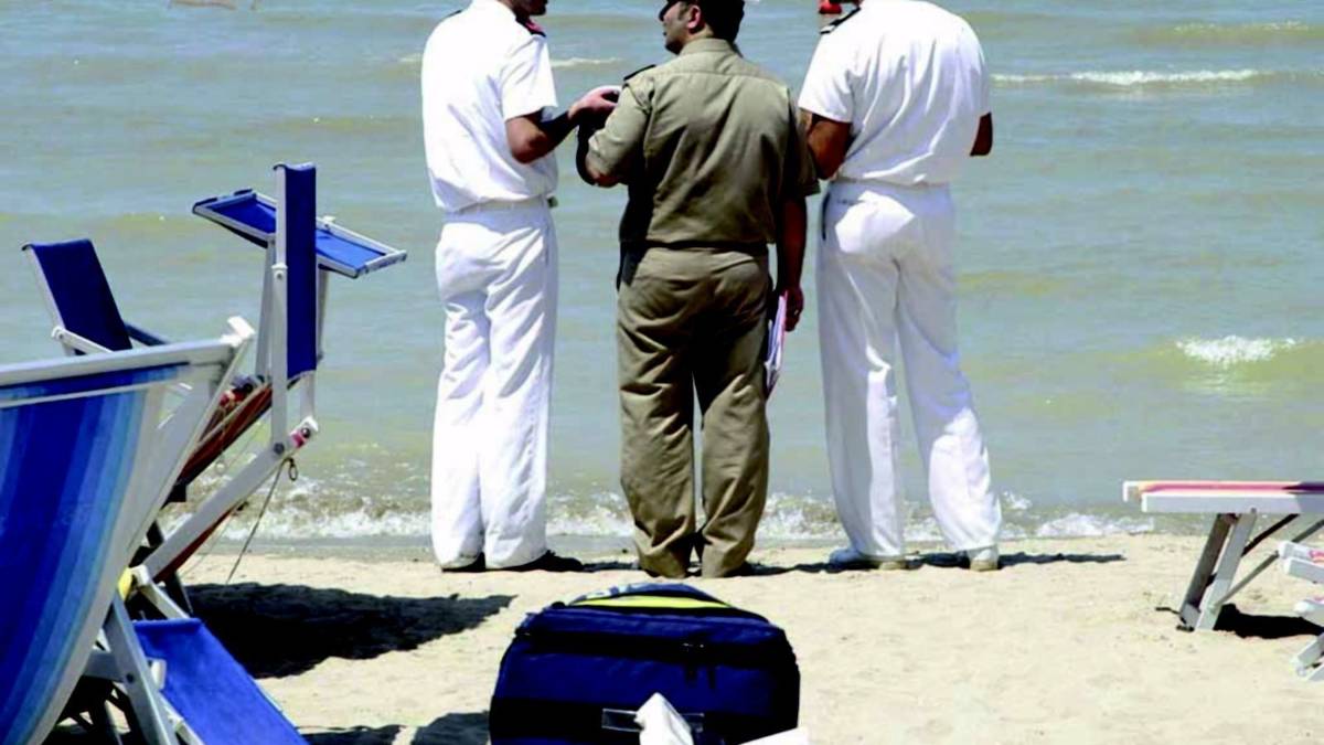 Donna morta in acqua davanti al bagno Andrea