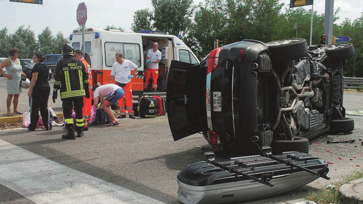 Incrocio della morte: c'è chi passa col rosso ai 150 all'ora