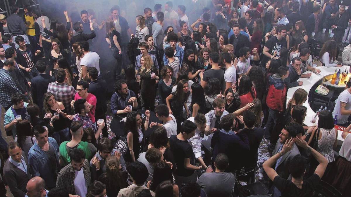 Ubriaco, forza l'ingresso del Teatro Verdi