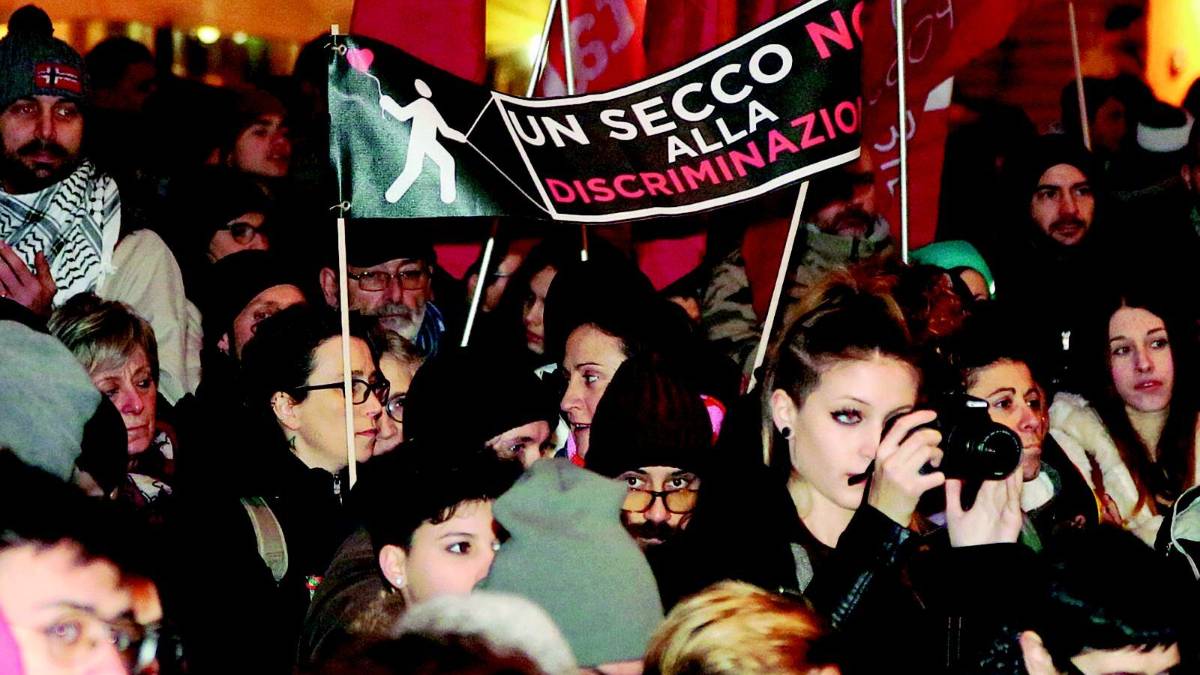 Oltre 500 persone in piazza per una città aperta