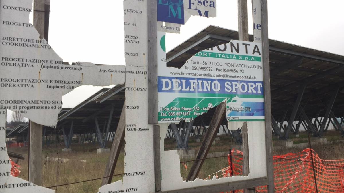 Il calcio espulso dalle erbacce