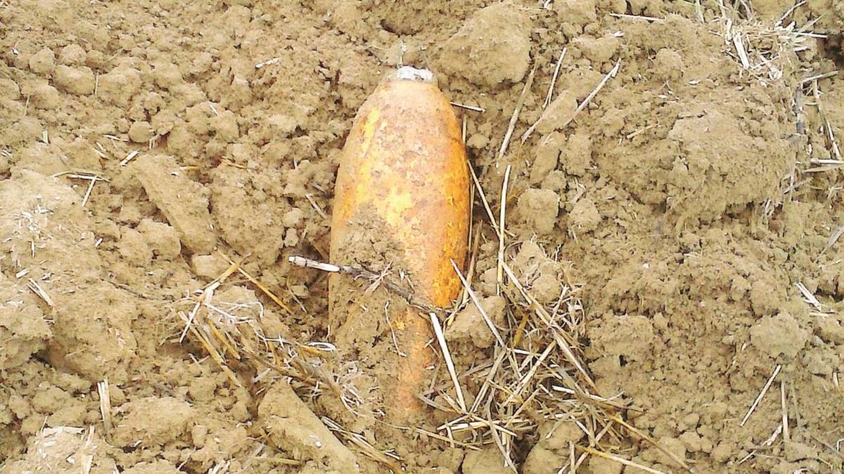 Vanno a lumache ma trovano una bomba