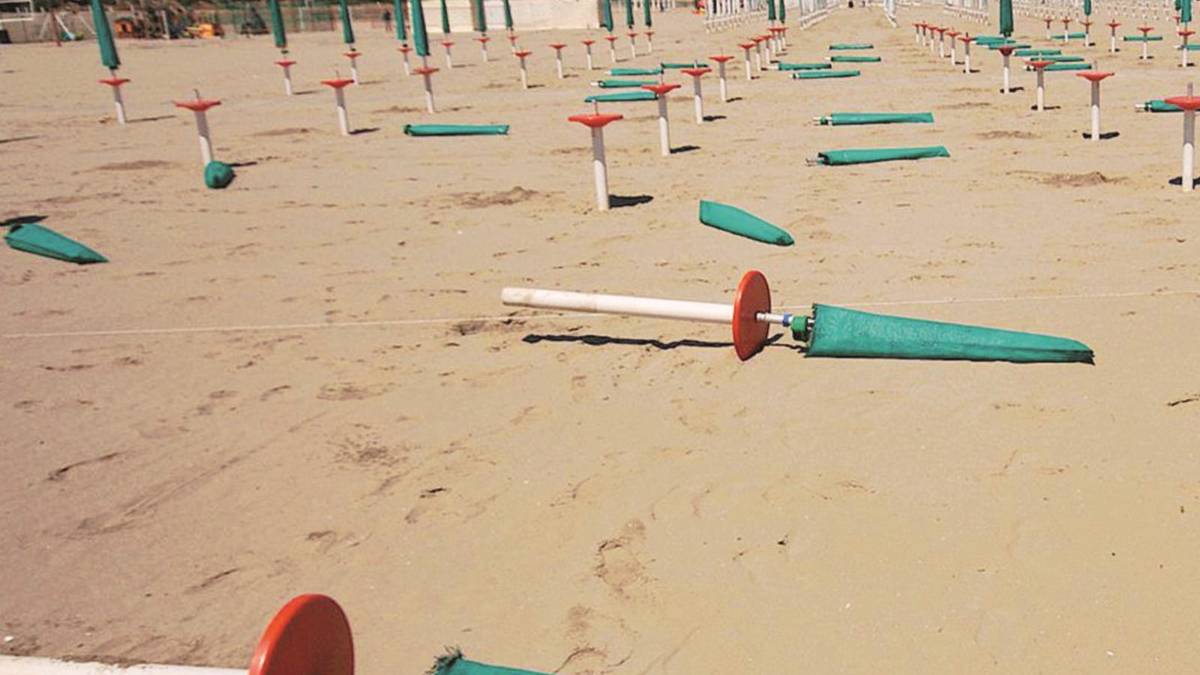 I vandali si scatenano in spiaggia