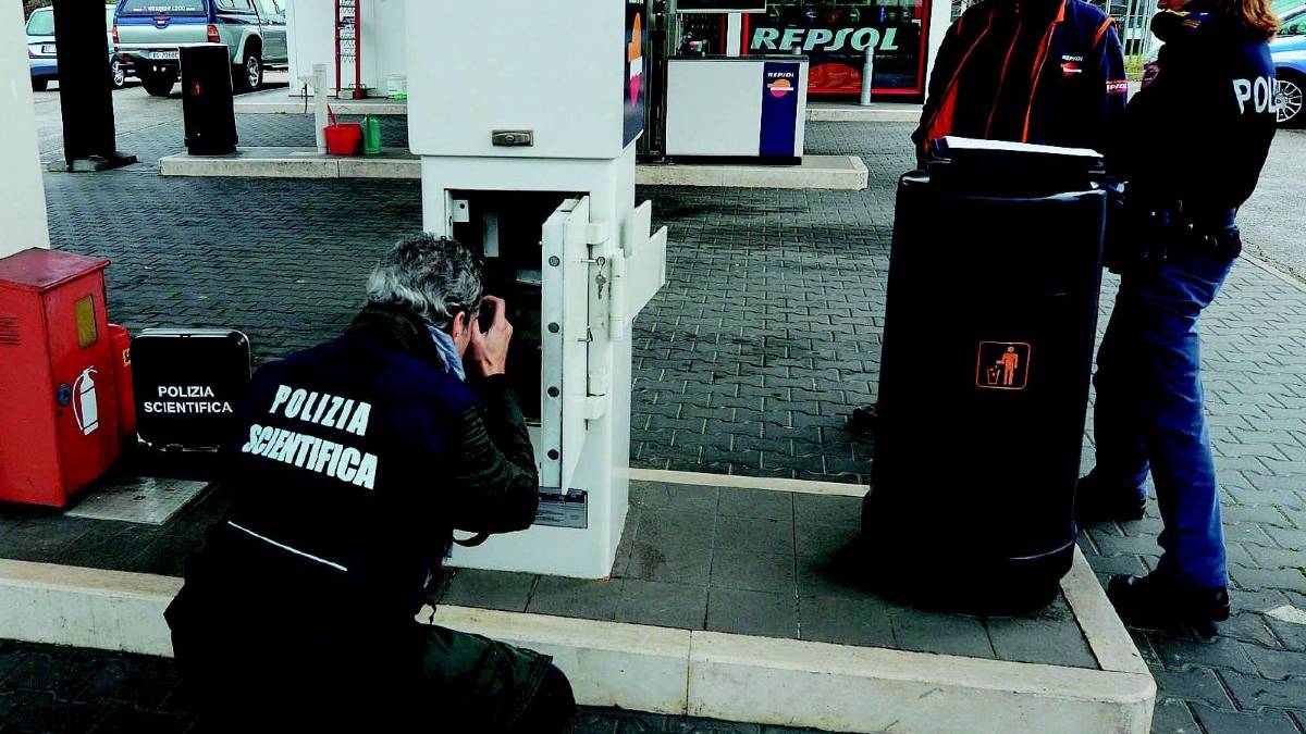 Distributore razziato con l'aspirapolvere