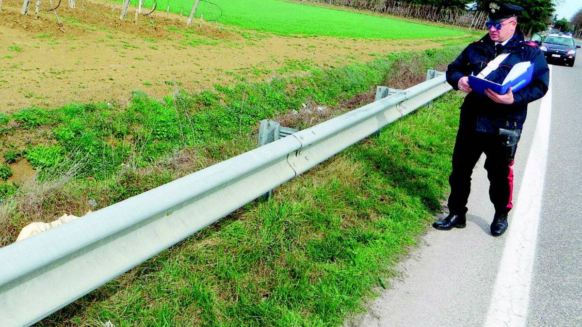 Investe, uccide ciclista e tira dritto poi ci ripensa e torna indietro