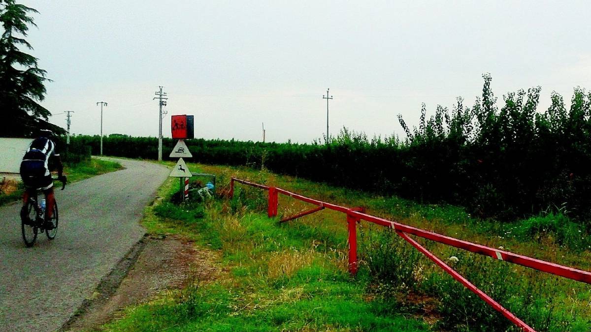 Cade dalla bici e sbatte con violenza la testa