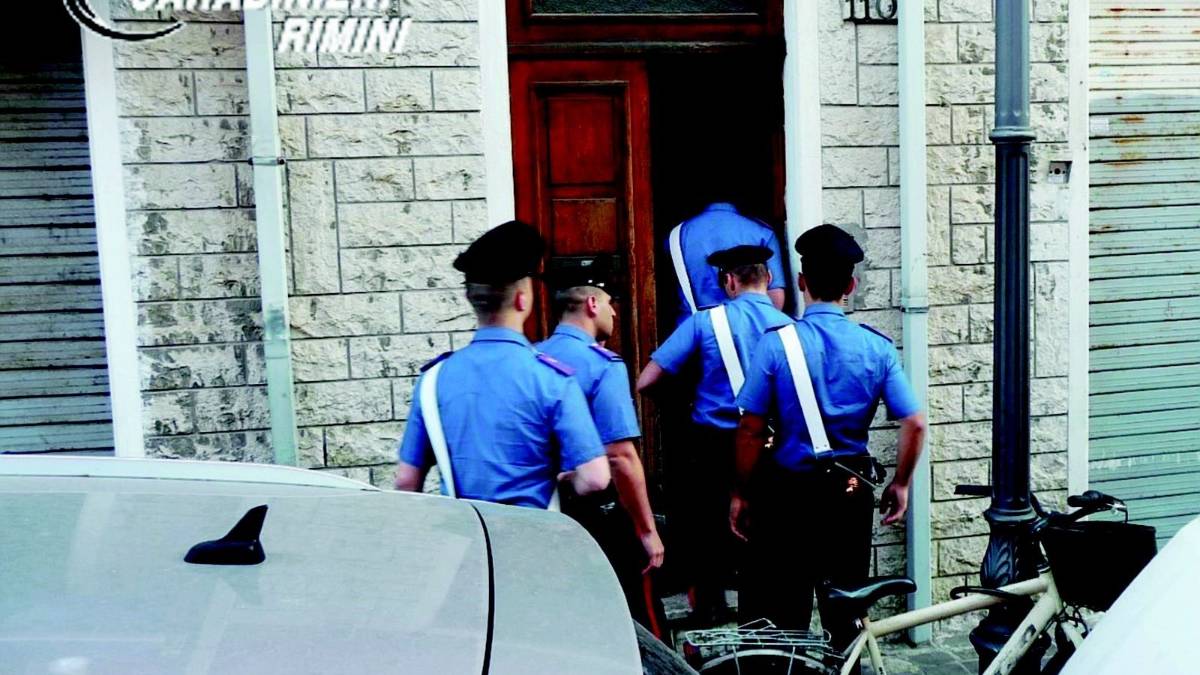 Ammassati come topi tra gli scarafaggi