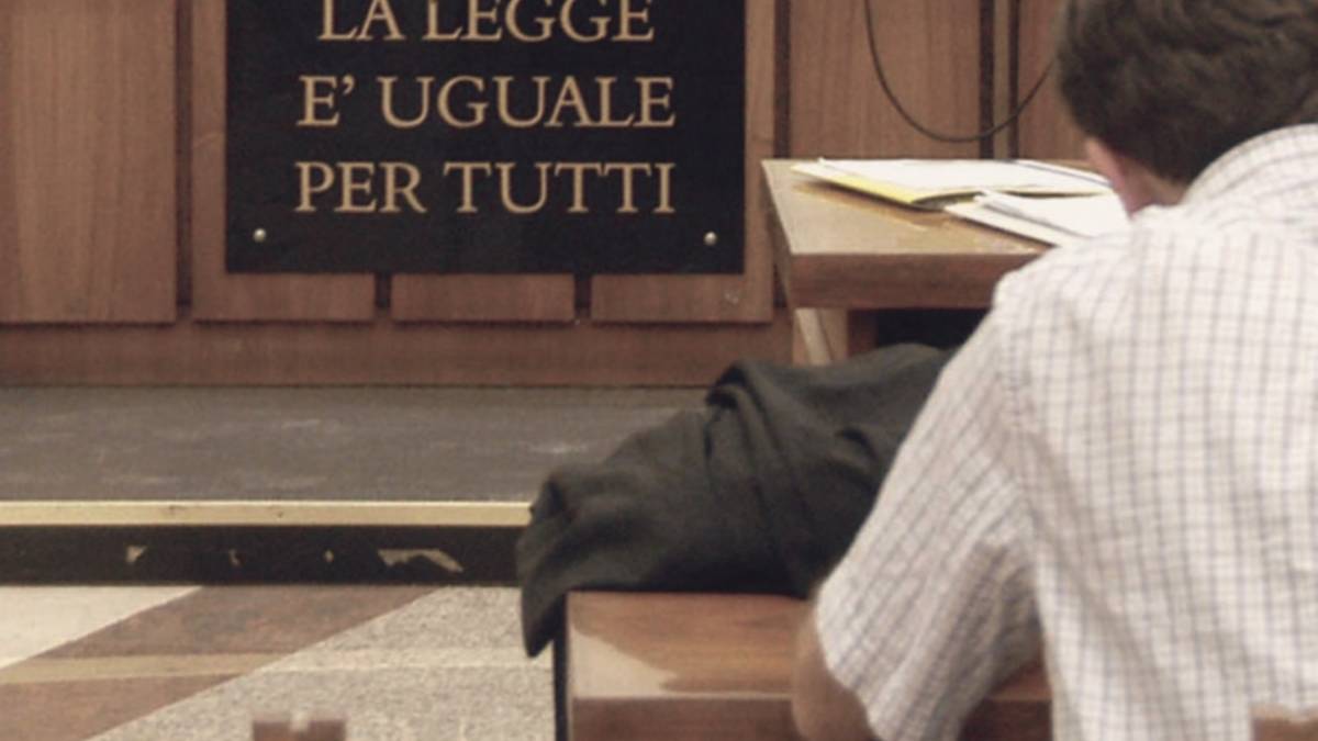 Cameriera incinta ricatta albergatore
